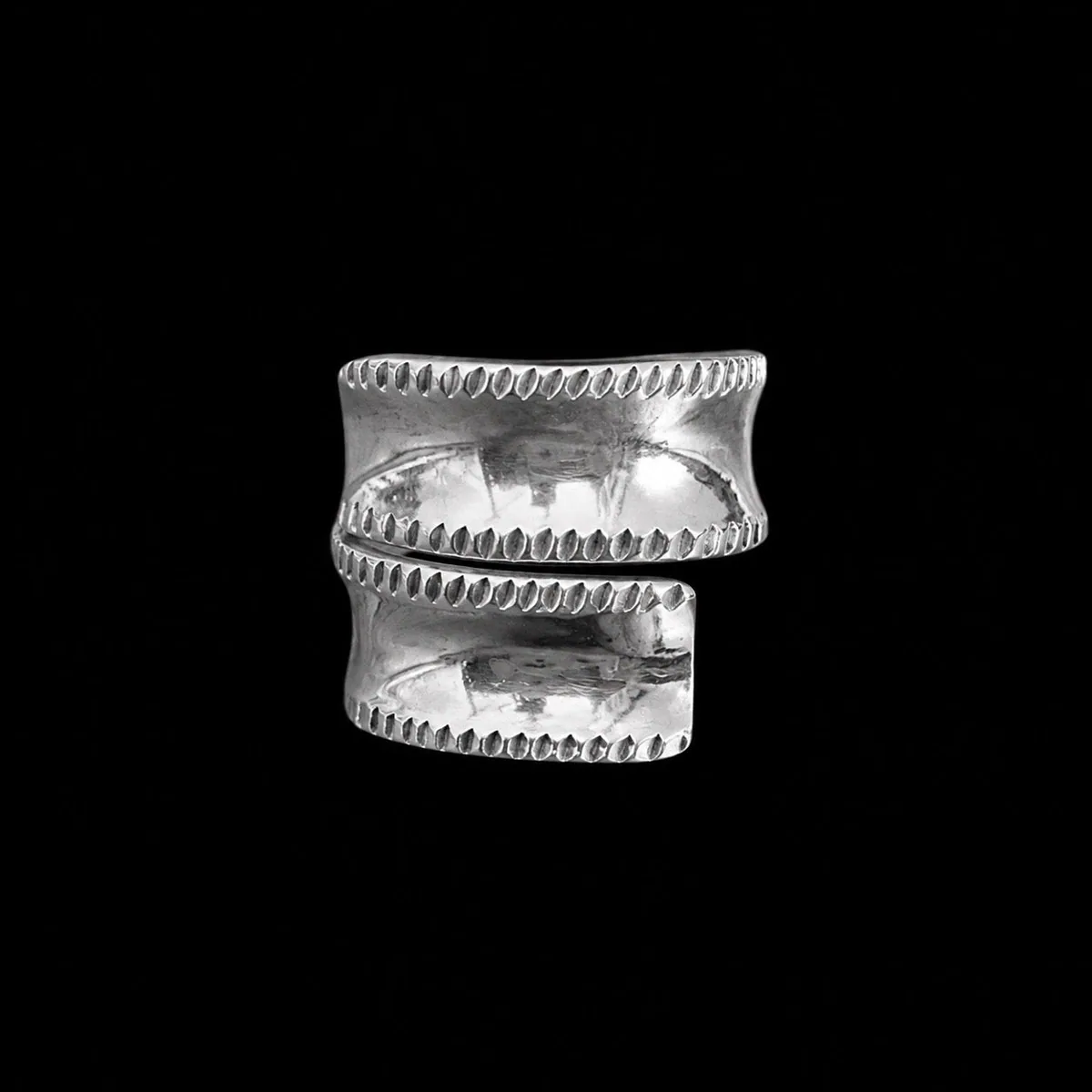 Anillo Espiral con Orilla Martillada